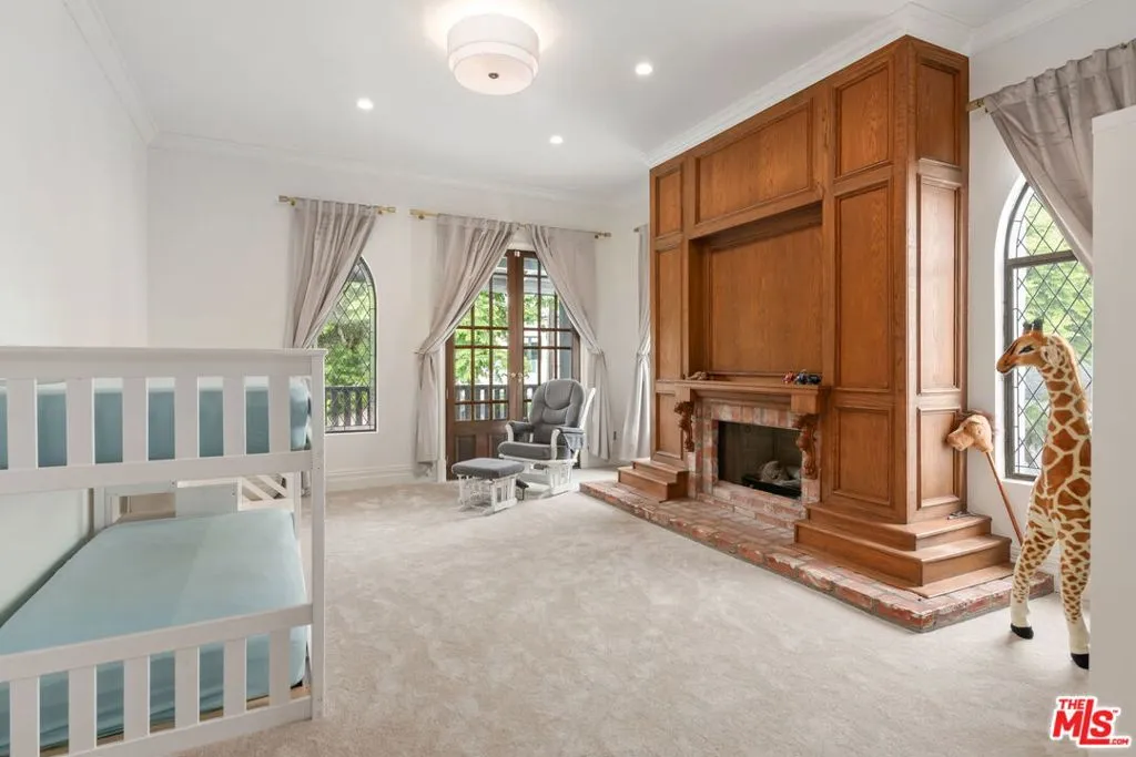 Santa Monica, California 90402, United States, 4 Bedrooms Bedrooms, ,6 BathroomsBathrooms,Residential,Pending,136251