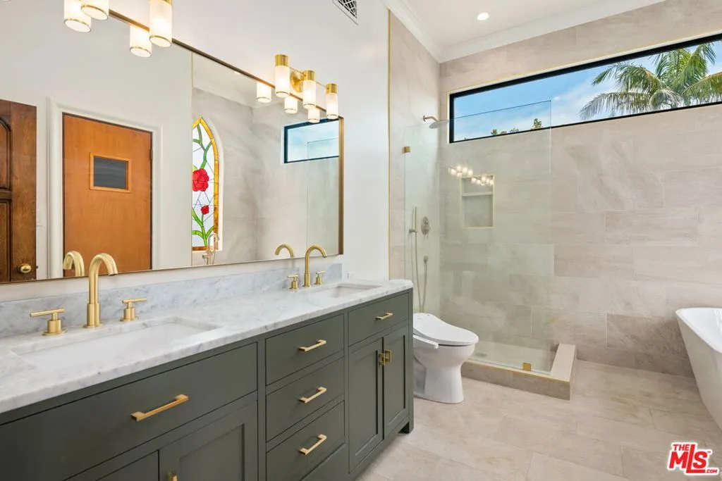 Santa Monica, California 90402, United States, 4 Bedrooms Bedrooms, ,6 BathroomsBathrooms,Residential,Pending,136251