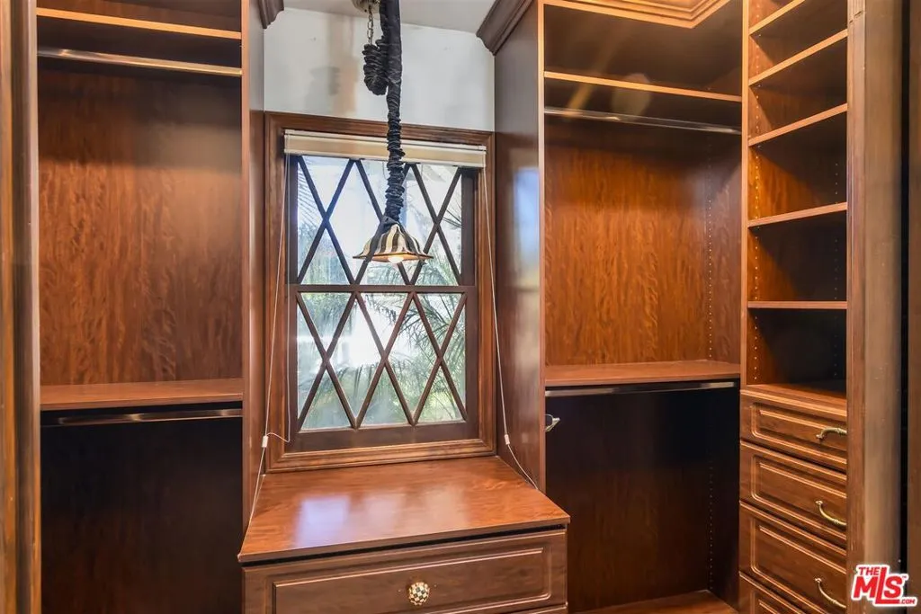 Encino, California 91316, United States, 5 Bedrooms Bedrooms, ,3 BathroomsBathrooms,Residential,Active,4888