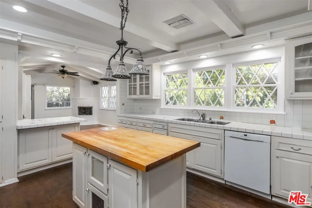 Encino, California 91316, United States, 5 Bedrooms Bedrooms, ,3 BathroomsBathrooms,Residential,Active,4888