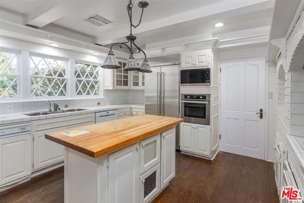 Encino, California 91316, United States, 5 Bedrooms Bedrooms, ,3 BathroomsBathrooms,Residential,Active,4888