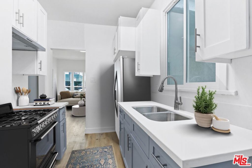 Properties 1 201 N Normandie Avenue