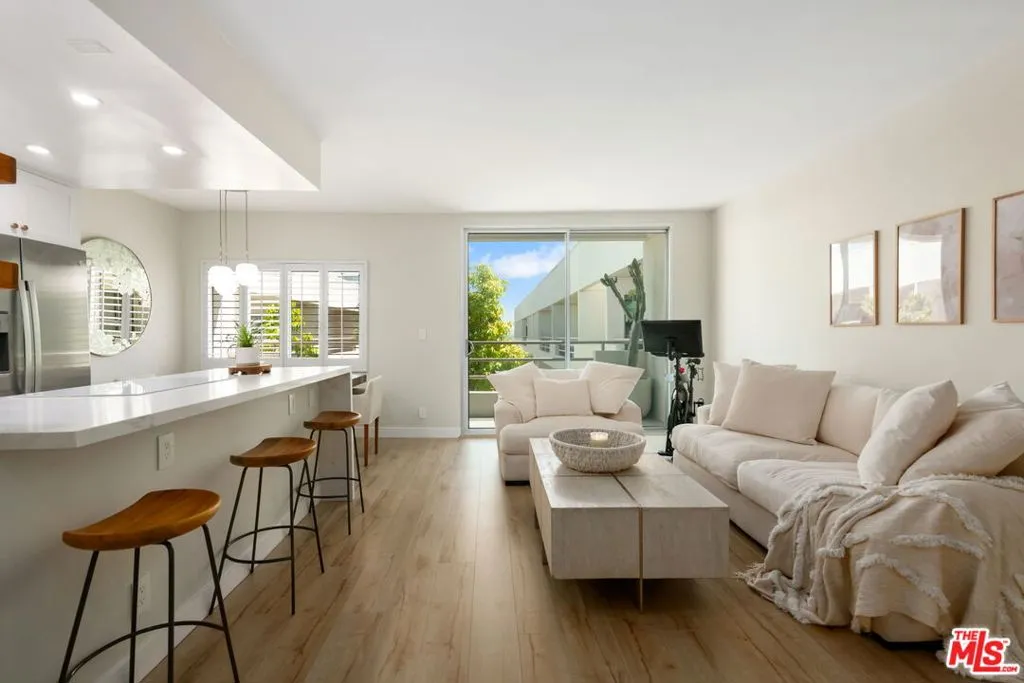 West Hollywood, California 90069, United States, 1 Bedroom Bedrooms, ,2 BathroomsBathrooms,Residential,Active,105162