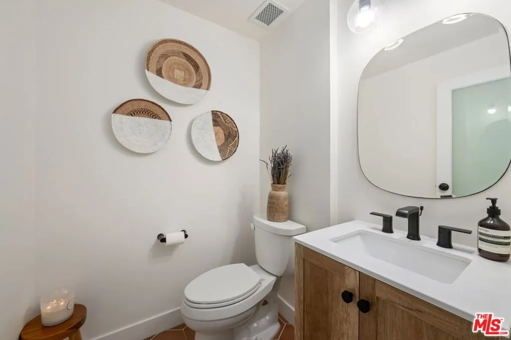 West Hollywood, California 90069, United States, 1 Bedroom Bedrooms, ,2 BathroomsBathrooms,Residential,Active,105162