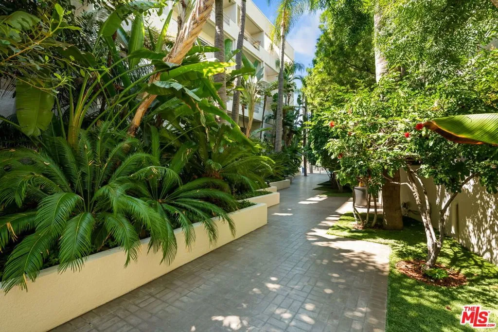 West Hollywood, California 90069, United States, 1 Bedroom Bedrooms, ,2 BathroomsBathrooms,Residential,Active,105162