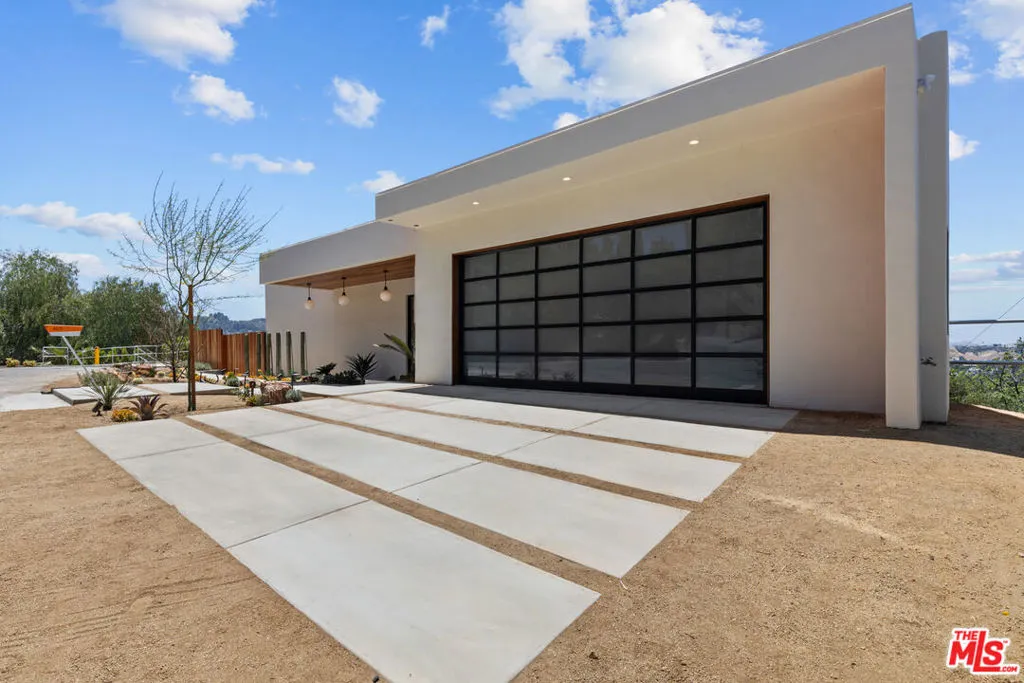 Woodland Hills, California 91364, United States, 4 Bedrooms Bedrooms, ,6 BathroomsBathrooms,Residential,Active,138178