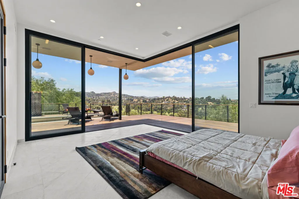 Woodland Hills, California 91364, United States, 4 Bedrooms Bedrooms, ,6 BathroomsBathrooms,Residential,Active,138178