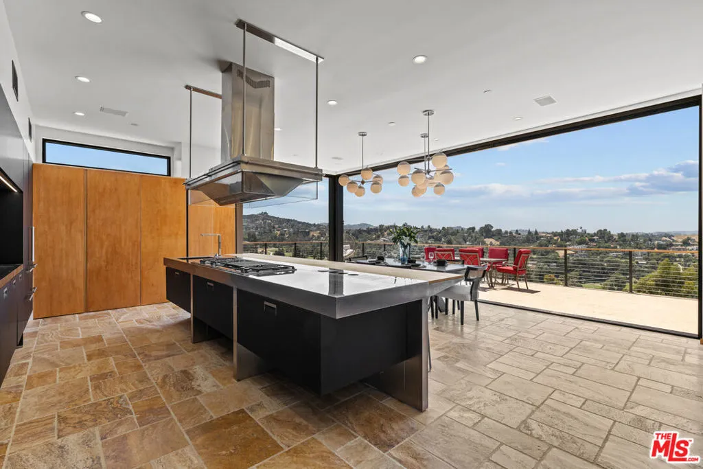 Woodland Hills, California 91364, United States, 4 Bedrooms Bedrooms, ,6 BathroomsBathrooms,Residential,Active,138178