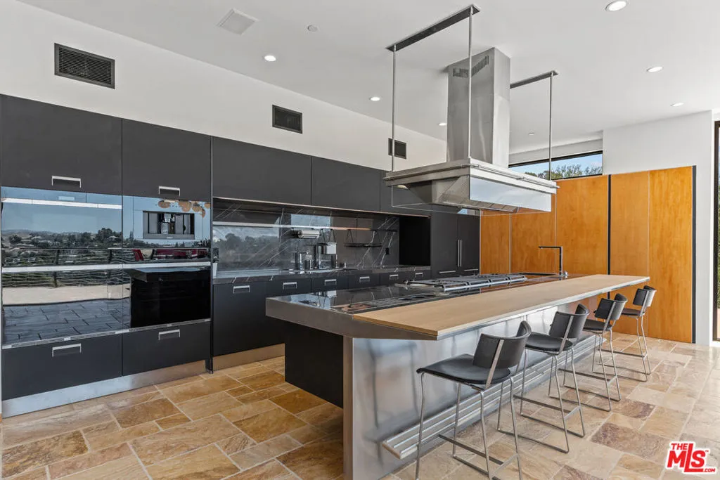 Woodland Hills, California 91364, United States, 4 Bedrooms Bedrooms, ,6 BathroomsBathrooms,Residential,Active,138178