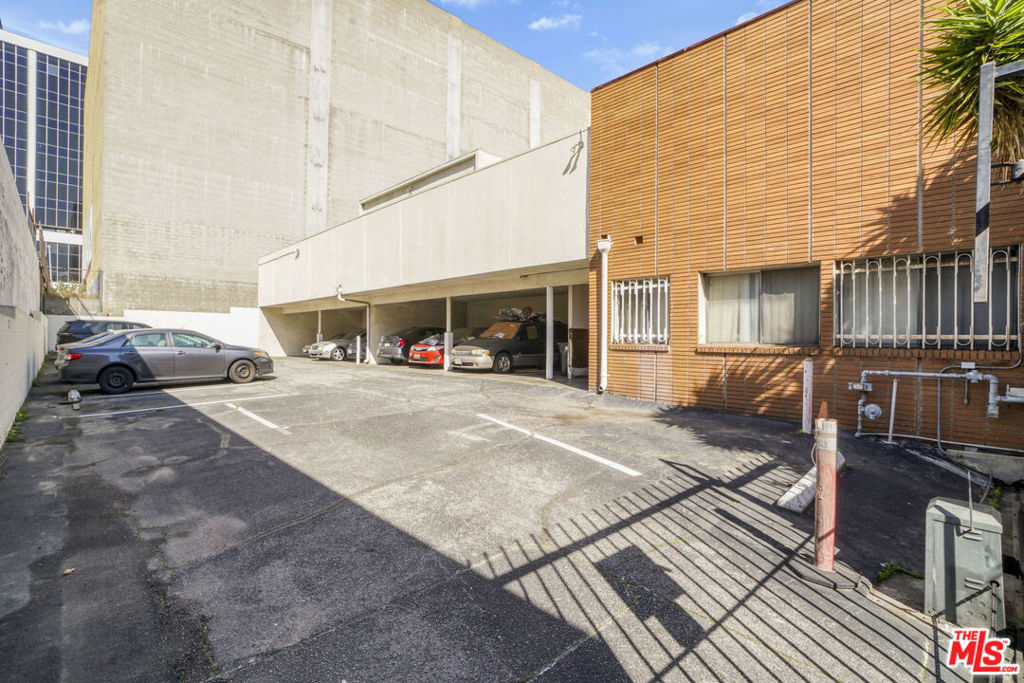 Properties 2 933 Grattan Street