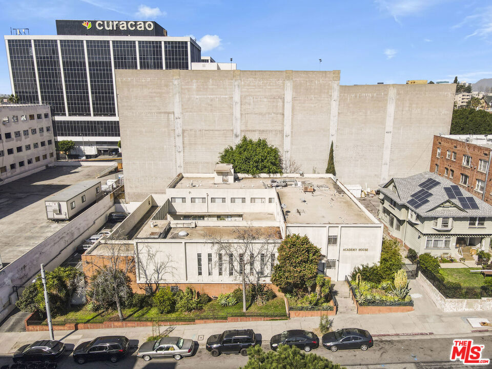 Properties 1 933 Grattan Street