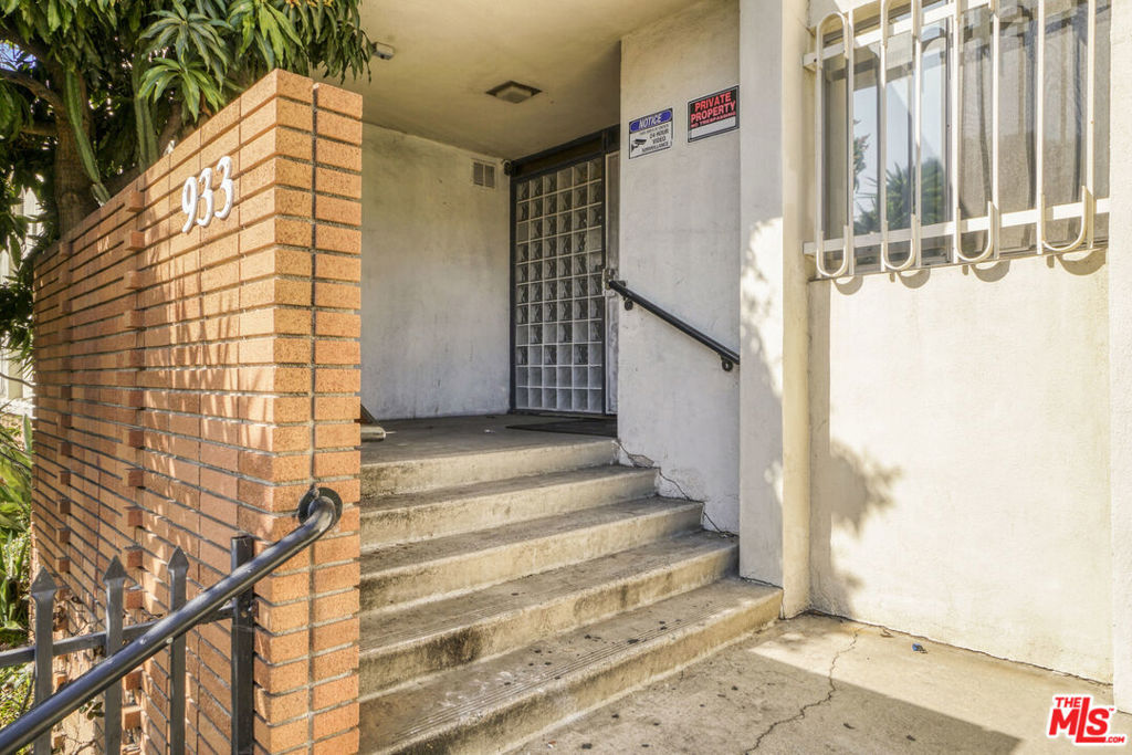 Properties 4 933 Grattan Street