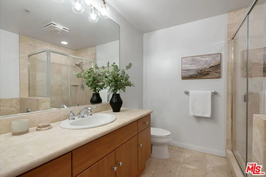 West Hollywood, California 90069, United States, 2 Bedrooms Bedrooms, ,3 BathroomsBathrooms,Residential,Pending,11960