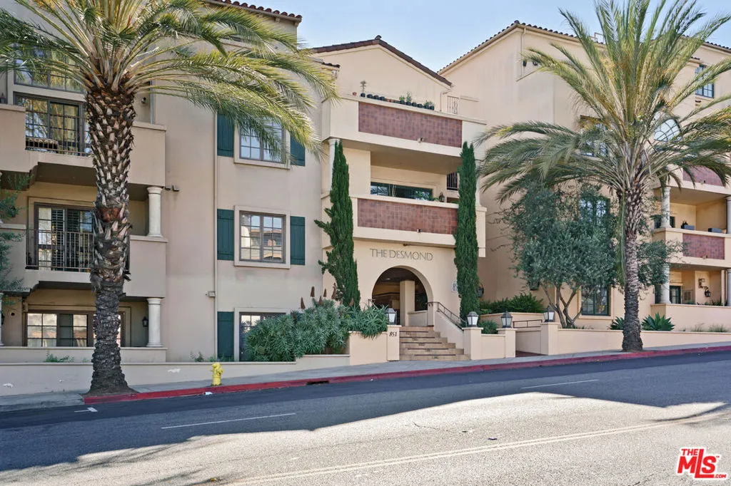 West Hollywood, California 90069, United States, 2 Bedrooms Bedrooms, ,3 BathroomsBathrooms,Residential,Pending,11960