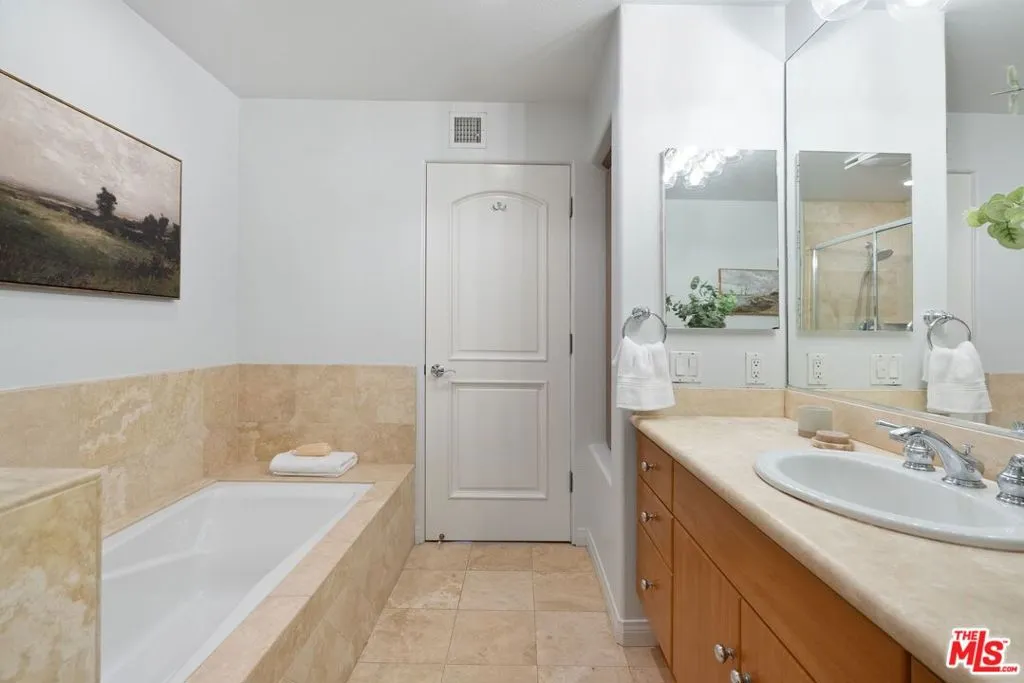 West Hollywood, California 90069, United States, 2 Bedrooms Bedrooms, ,3 BathroomsBathrooms,Residential,Pending,11960