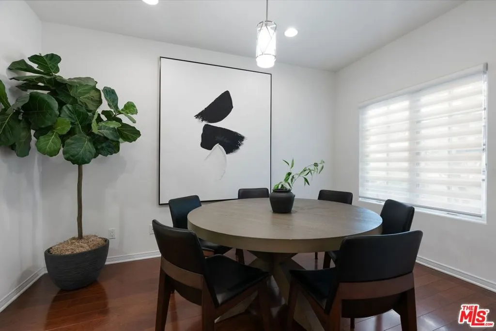 West Hollywood, California 90069, United States, 2 Bedrooms Bedrooms, ,3 BathroomsBathrooms,Residential,Pending,11960