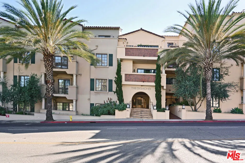 West Hollywood, California 90069, United States, 2 Bedrooms Bedrooms, ,3 BathroomsBathrooms,Residential,Pending,11960