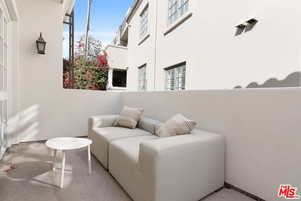 West Hollywood, California 90069, United States, 2 Bedrooms Bedrooms, ,3 BathroomsBathrooms,Residential,Pending,11960