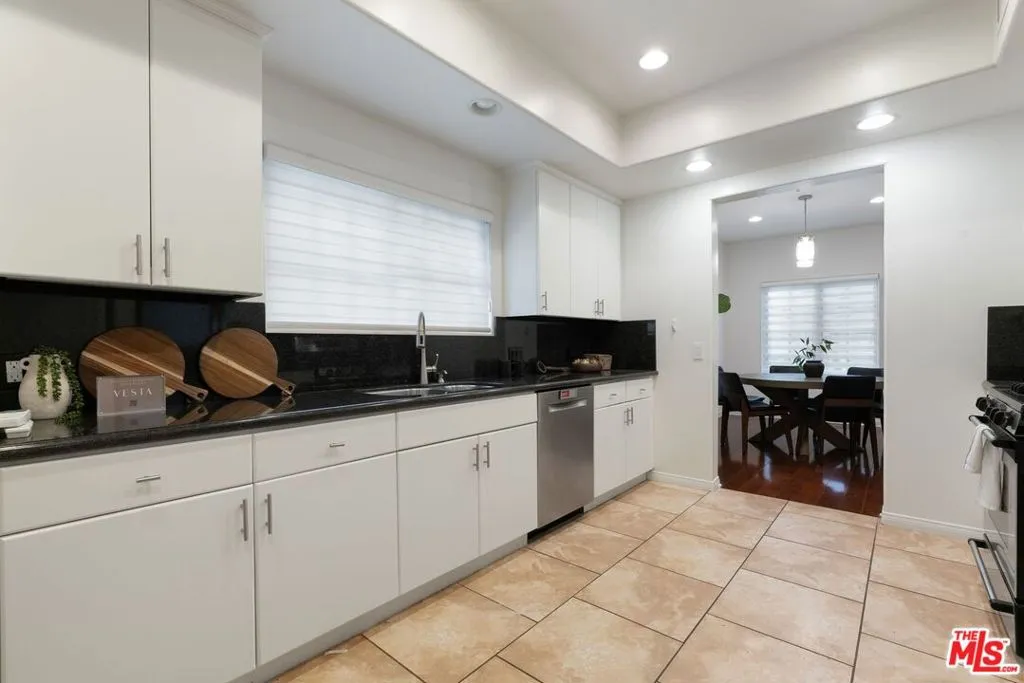 West Hollywood, California 90069, United States, 2 Bedrooms Bedrooms, ,3 BathroomsBathrooms,Residential,Pending,11960