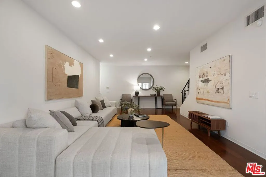 West Hollywood, California 90069, United States, 2 Bedrooms Bedrooms, ,3 BathroomsBathrooms,Residential,Pending,11960