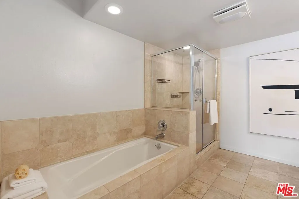 West Hollywood, California 90069, United States, 2 Bedrooms Bedrooms, ,3 BathroomsBathrooms,Residential,Pending,11960