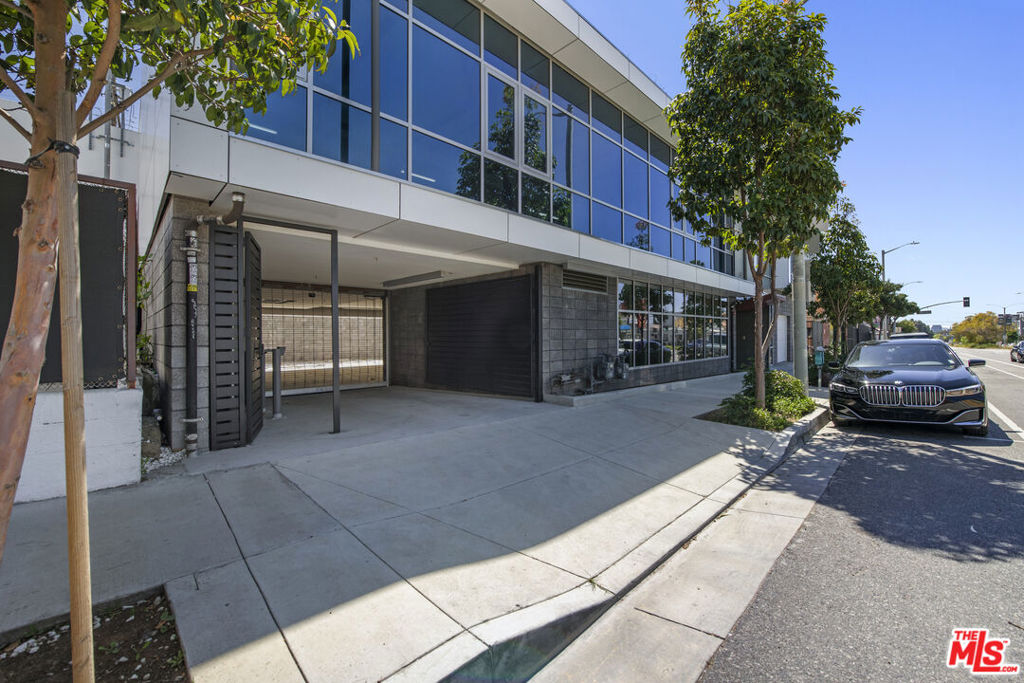 Properties 1 920 N Fairfax Avenue