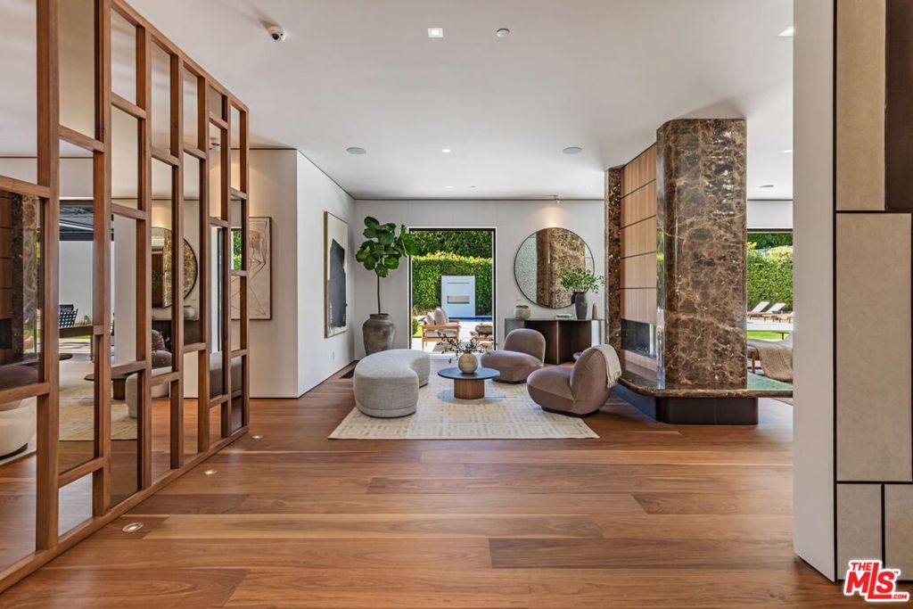 927 N Whittier Drive