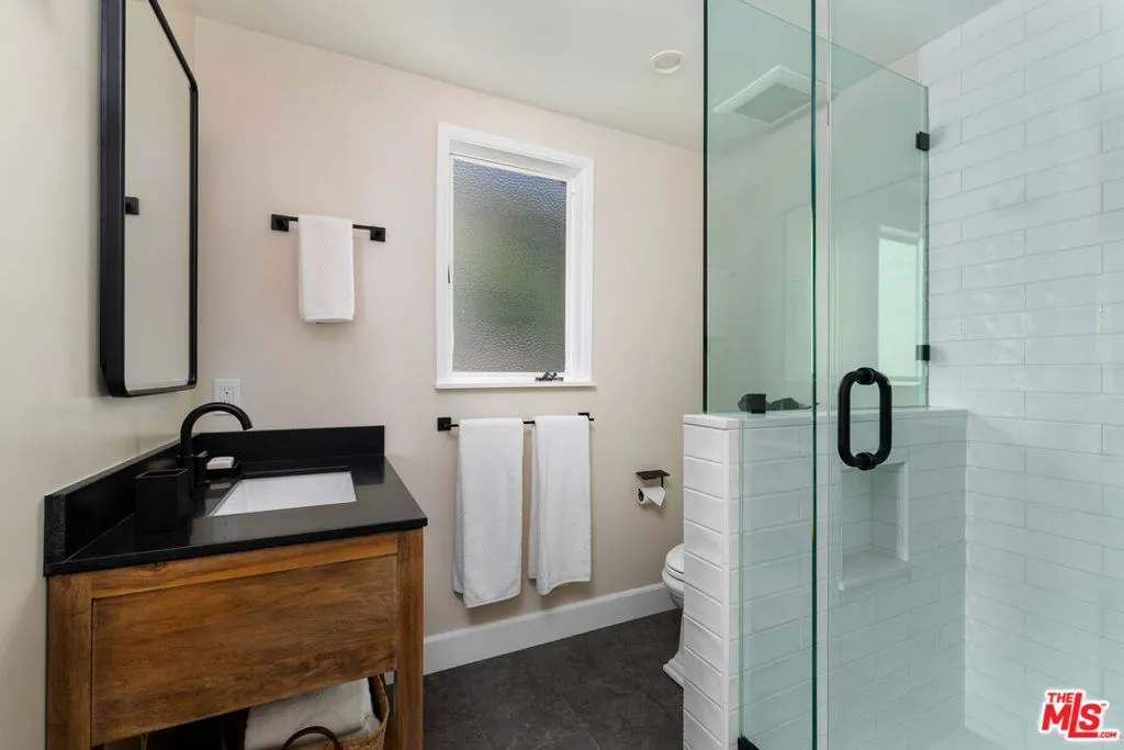 Santa Barbara, California 93103, United States, 2 Bedrooms Bedrooms, ,2 BathroomsBathrooms,Residential,Pending,123267