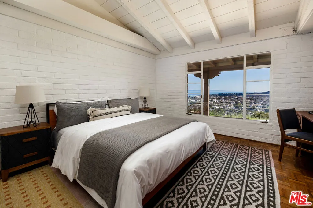 Santa Barbara, California 93103, United States, 2 Bedrooms Bedrooms, ,2 BathroomsBathrooms,Residential,Pending,123267