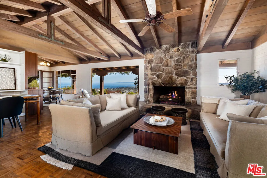 Santa Barbara, California 93103, United States, 2 Bedrooms Bedrooms, ,2 BathroomsBathrooms,Residential,Pending,123267