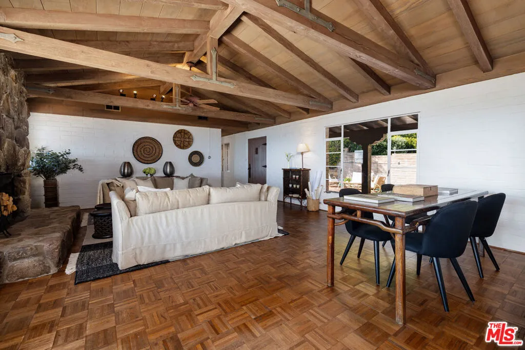 Santa Barbara, California 93103, United States, 2 Bedrooms Bedrooms, ,2 BathroomsBathrooms,Residential,Pending,123267