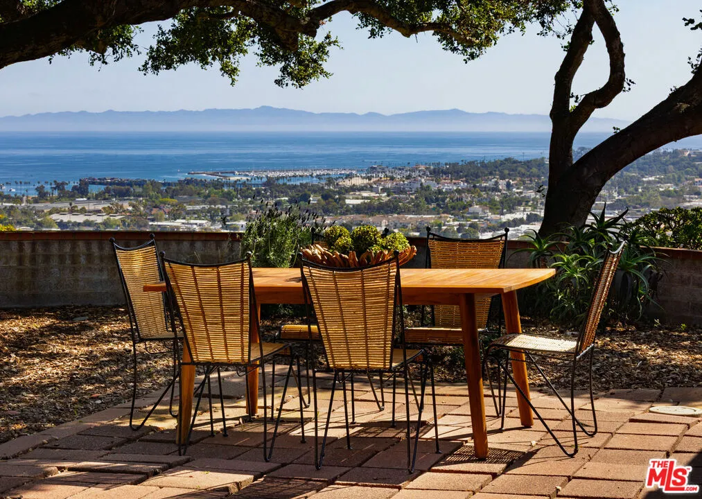 Santa Barbara, California 93103, United States, 2 Bedrooms Bedrooms, ,2 BathroomsBathrooms,Residential,Pending,123267