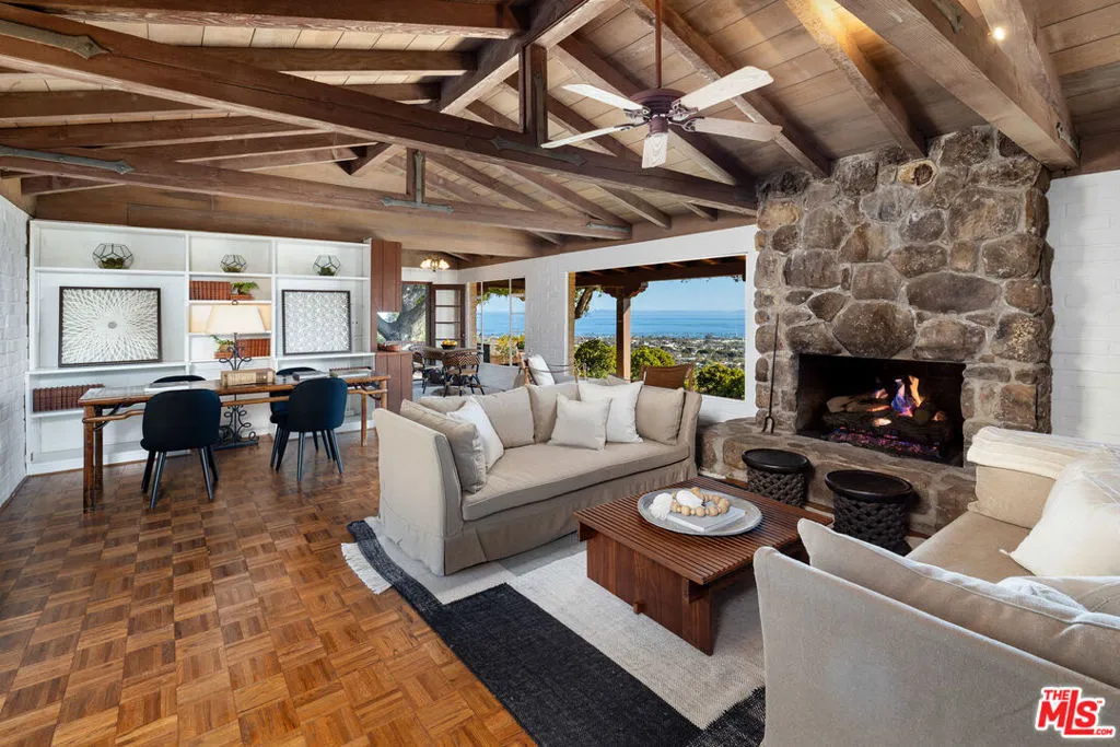 Santa Barbara, California 93103, United States, 2 Bedrooms Bedrooms, ,2 BathroomsBathrooms,Residential,Pending,123267