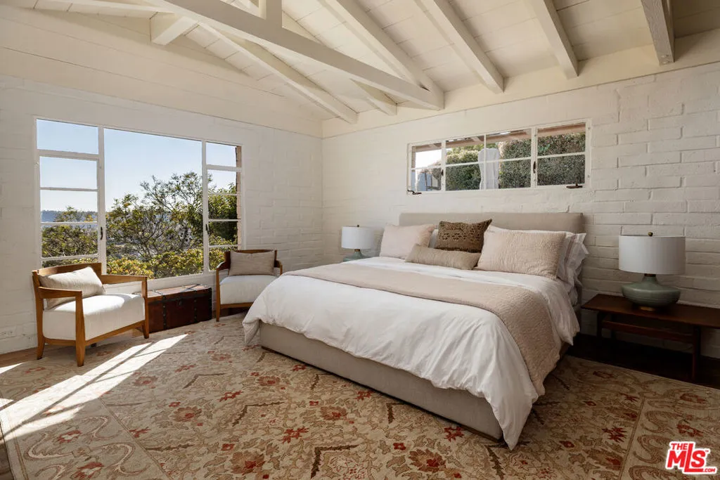 Santa Barbara, California 93103, United States, 2 Bedrooms Bedrooms, ,2 BathroomsBathrooms,Residential,Pending,123267