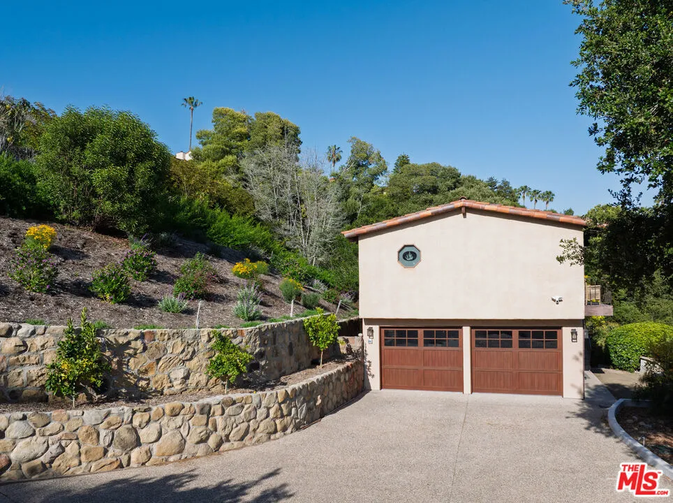 Santa Barbara, California 93103, United States, 2 Bedrooms Bedrooms, ,2 BathroomsBathrooms,Residential,Pending,123267