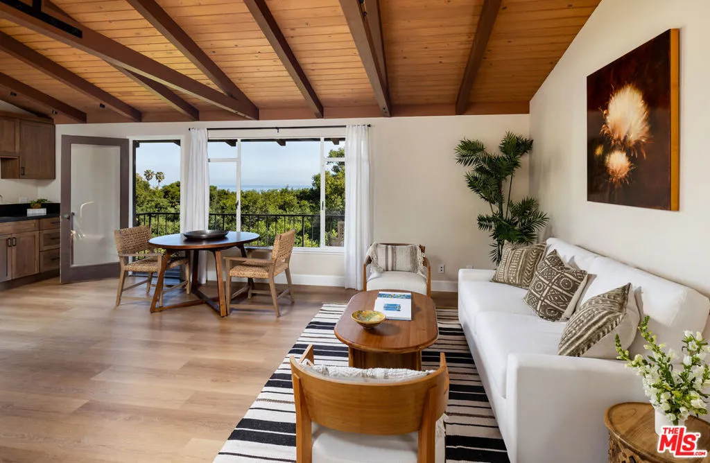 Santa Barbara, California 93103, United States, 2 Bedrooms Bedrooms, ,2 BathroomsBathrooms,Residential,Pending,123267