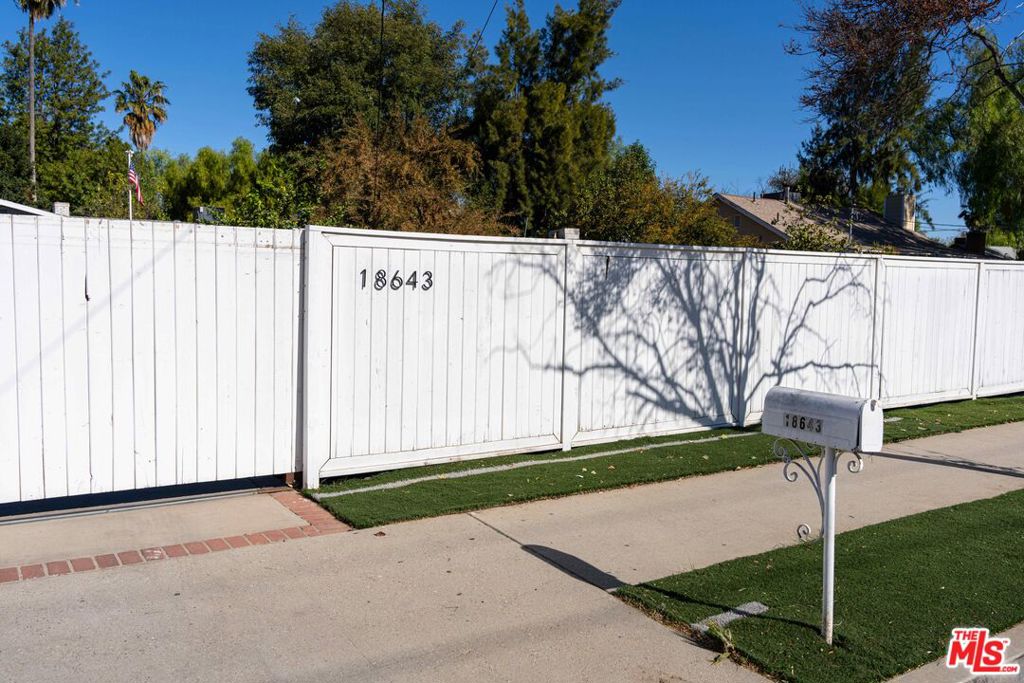 Properties 2 18643 Strathern Street