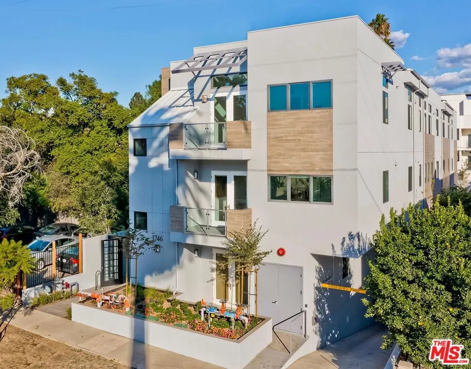 Los Angeles, California 90028, United States, 3 Bedrooms Bedrooms, ,3 BathroomsBathrooms,Residential,Pending,62713