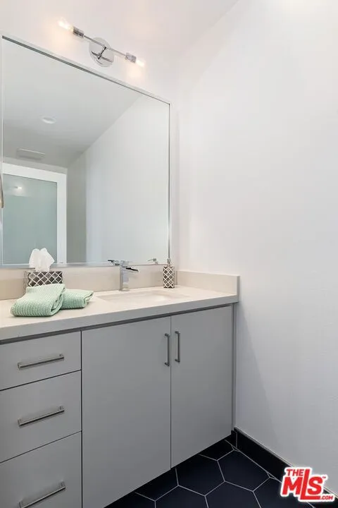 Los Angeles, California 90028, United States, 3 Bedrooms Bedrooms, ,3 BathroomsBathrooms,Residential,Pending,62713