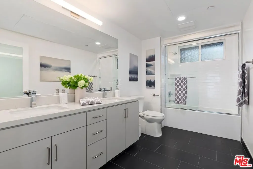 Los Angeles, California 90028, United States, 3 Bedrooms Bedrooms, ,3 BathroomsBathrooms,Residential,Pending,62713