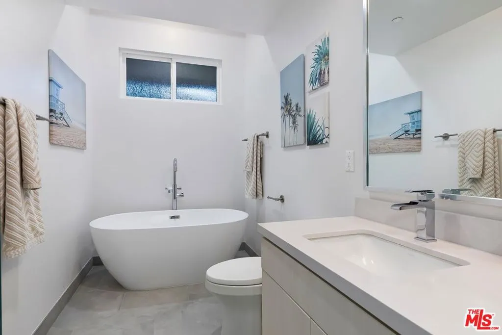 Los Angeles, California 90028, United States, 3 Bedrooms Bedrooms, ,3 BathroomsBathrooms,Residential,Pending,62713