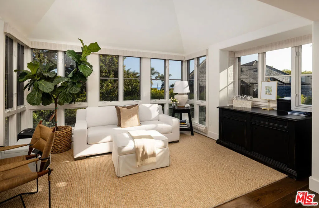 Santa Barbara, California 93108, United States, 2 Bedrooms Bedrooms, ,3 BathroomsBathrooms,Residential,Pending,138600