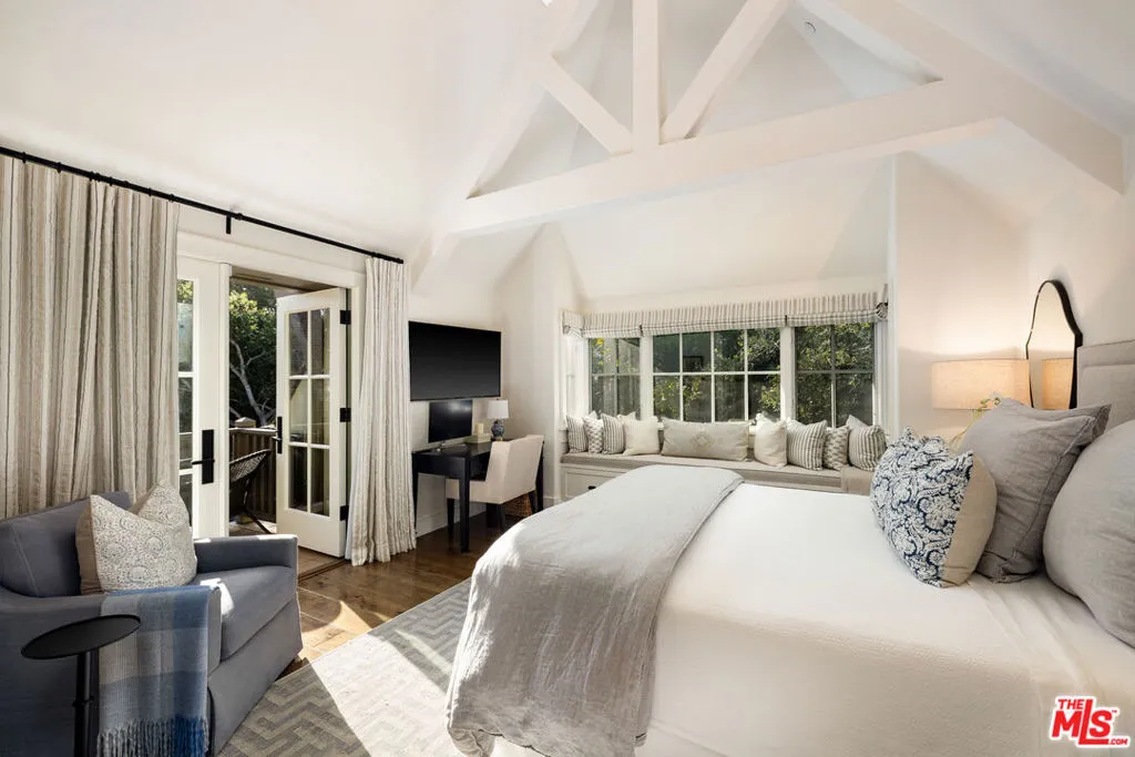 Santa Barbara, California 93108, United States, 2 Bedrooms Bedrooms, ,3 BathroomsBathrooms,Residential,Pending,138600