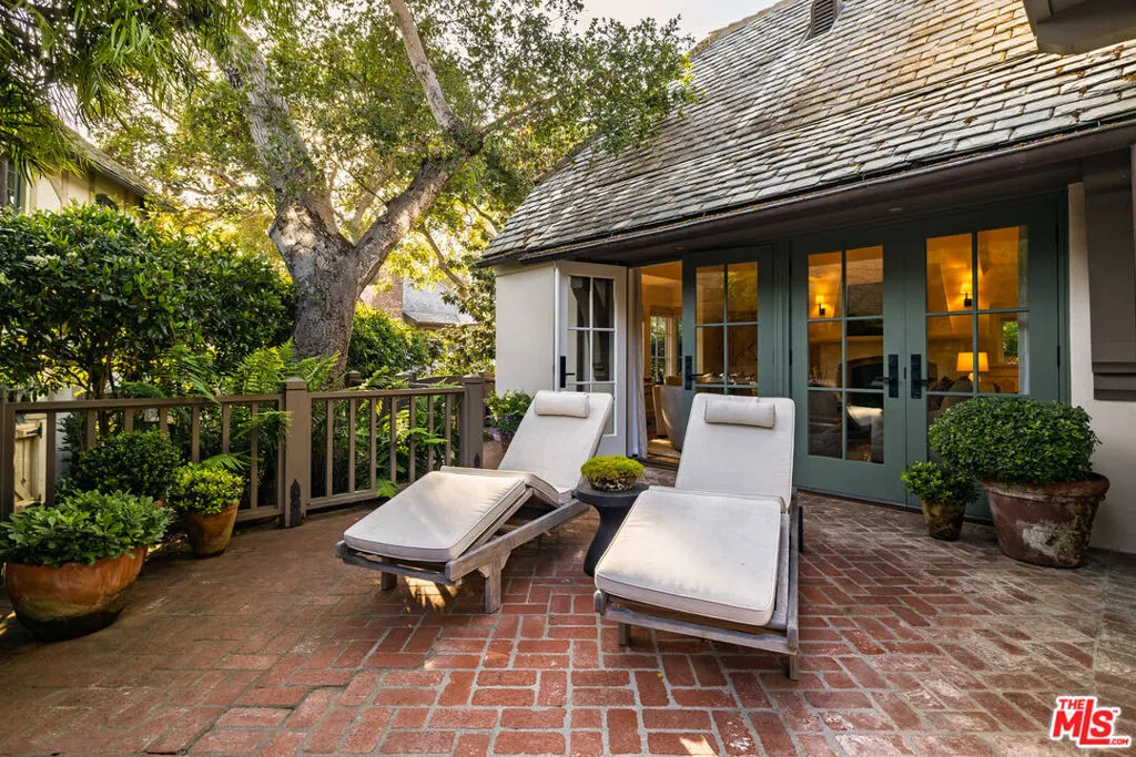 Santa Barbara, California 93108, United States, 2 Bedrooms Bedrooms, ,3 BathroomsBathrooms,Residential,Pending,138600