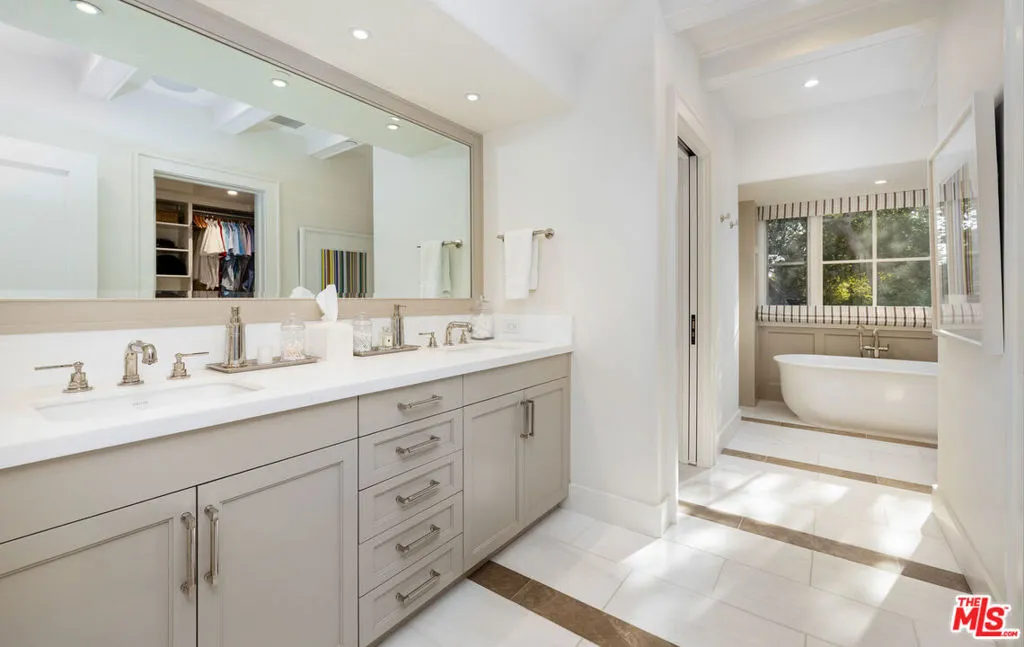 Santa Barbara, California 93108, United States, 2 Bedrooms Bedrooms, ,3 BathroomsBathrooms,Residential,Pending,138600