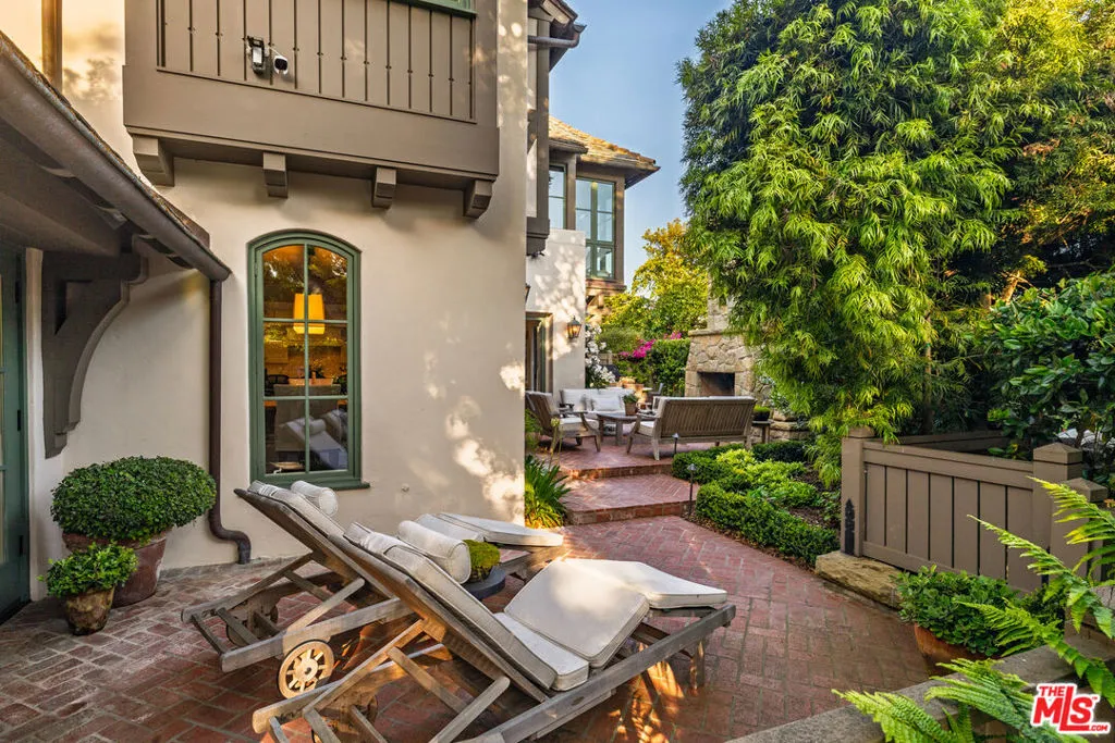 Santa Barbara, California 93108, United States, 2 Bedrooms Bedrooms, ,3 BathroomsBathrooms,Residential,Pending,138600