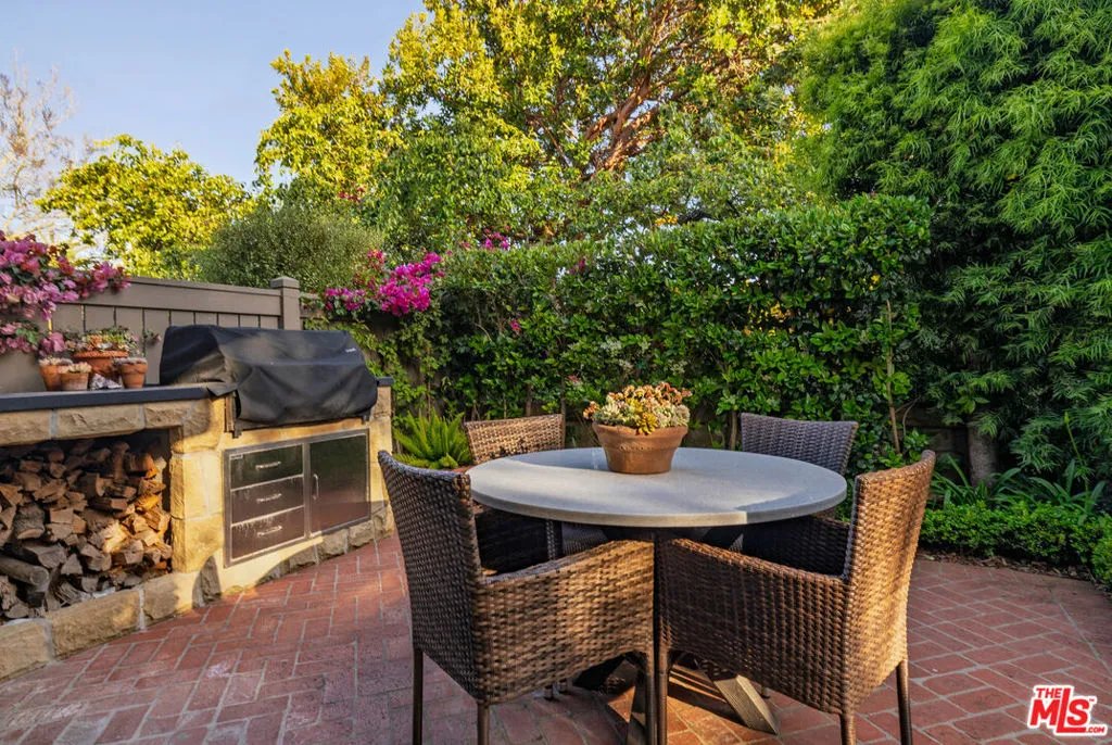 Santa Barbara, California 93108, United States, 2 Bedrooms Bedrooms, ,3 BathroomsBathrooms,Residential,Pending,138600