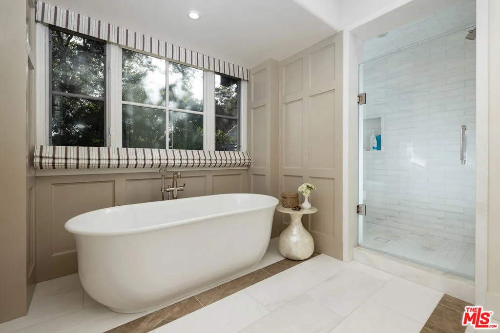 Santa Barbara, California 93108, United States, 2 Bedrooms Bedrooms, ,3 BathroomsBathrooms,Residential,Pending,138600