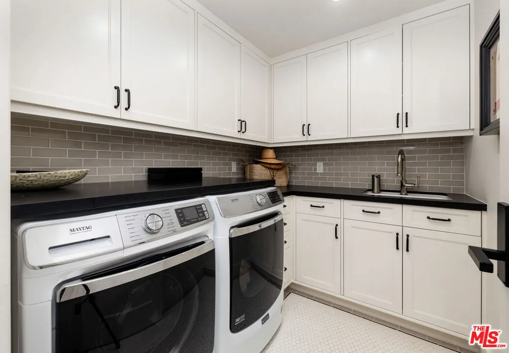 Santa Barbara, California 93108, United States, 2 Bedrooms Bedrooms, ,3 BathroomsBathrooms,Residential,Pending,138600