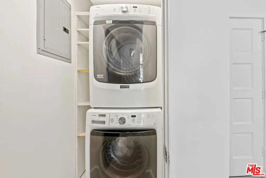 Santa Monica, California 90403, United States, 3 Bedrooms Bedrooms, ,3 BathroomsBathrooms,Residential,Pending,11491